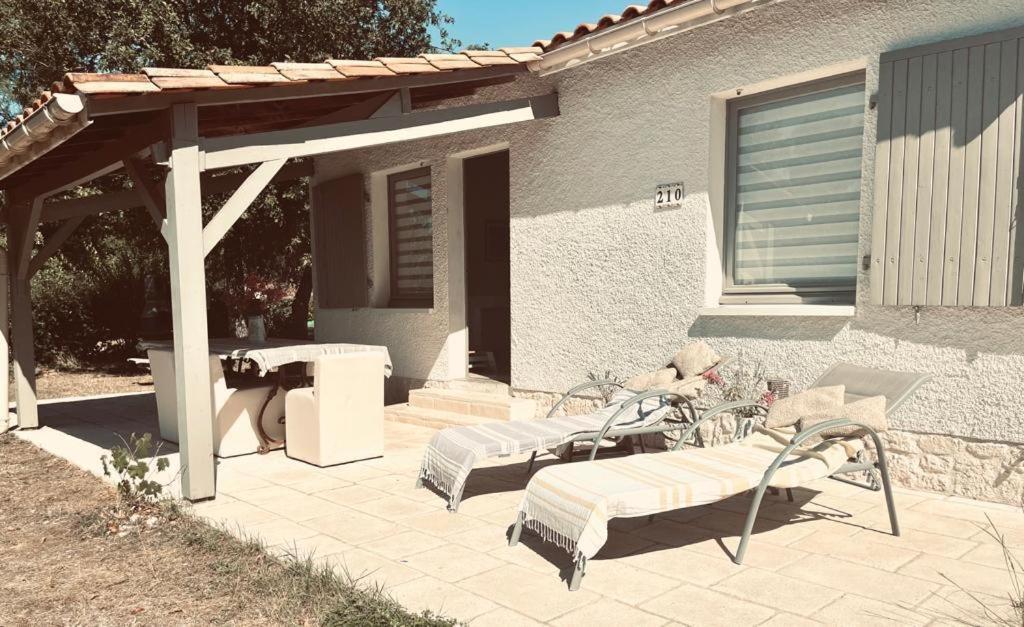 Etang Vallier Resort Brossac Bagian luar foto