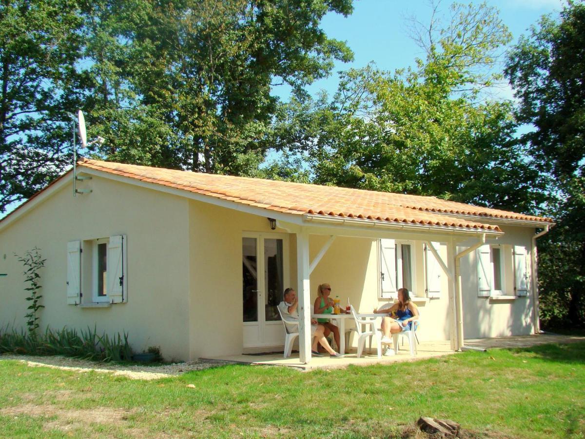 Etang Vallier Resort Brossac Bagian luar foto